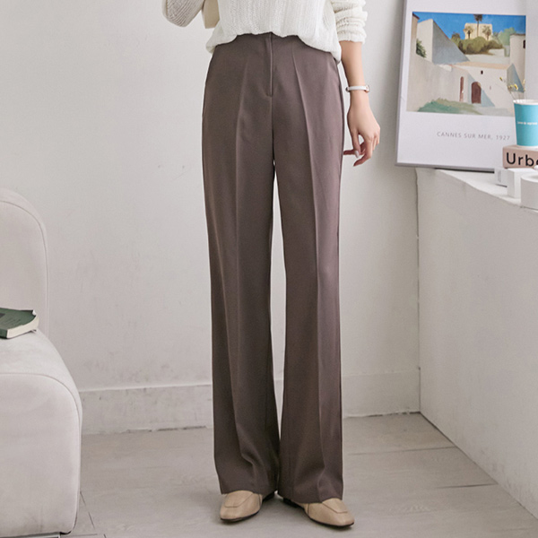 直筒长裤，可以以多种方式穿着，从日常穿着到休闲穿着。